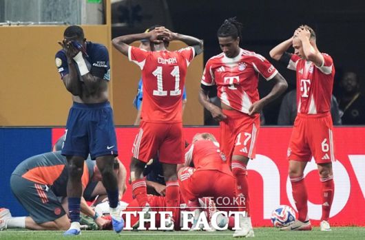 전반 추가시간 부상으로 그라운드에 쓰러진 자말 무시알라를 보고 선수들이 안타까워하고 있다./애틀랜타=AP.뉴시스