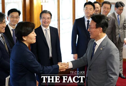 송미령 농림축산식품부 장관(왼쪽)과 인사하는 김민석 국무총리.