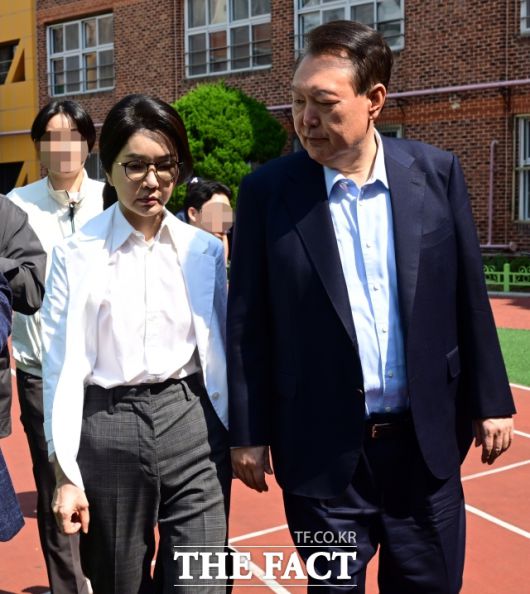 명 씨는 윤 전 대통령 부부에게 천공과 멀어질 수 있는 방법도 조언했다고 한다. 명 씨는 김 여사가 천공과 통화로 의견을 나눈 것은 아니라며 "심부름하는 사람이 김건희가 궁금한 것을 녹음을 한다"고 설명했다. /임영무 기자