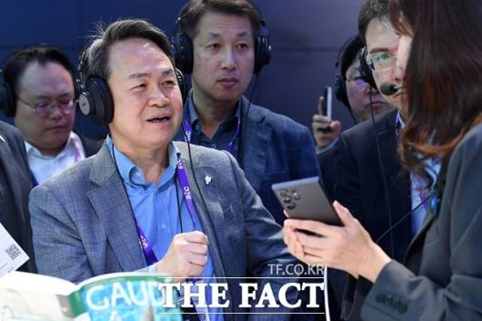 내년 3월 임기가 끝나는 진옥동 신한금융그룹 회장이 이재명 정부의 핵심 국정과제인 밸류업(주주환원), 녹색 전환, AI 도약, 서민부담 완화, 저출생 대응 등에 발 빠르게 호흡을 맞추고 있다. 사진은 진 회장이 지난해 2월 스페인 바르셀로나에서 열린 'MWC 2024'에서 전시관을 둘러보고 있는 모습. /남용희 기자