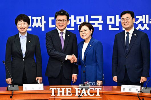 [더팩트ㅣ국회=배정한 기자] 진성준 더불어민주당 정책위의장과 김정재 국민의힘 정책위의장이 7일 오전 서울 여의도 국회에서 열린 여야 정책위의장 상견례에 참석해 기념사진 촬영을 하고 있다. 왼쪽부터 김은혜 국민의힘 원내정책수석부대표, 진 정책위의장, 김 정책위의장, 이정문 더불어민주당 정책위수석부의장.