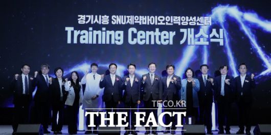 7일 서울대학교 시흥캠퍼스에서 열린  경기시흥 SNU 제약바이오인력양성센터 개소식 참석자들이 기념 촬영을 하고 있다. (오른쪽 4번째부터)오인열 시흥시의회 의장, 임병택 시흥시장, 유홍림 서울대 총장, 조정식 국회의원, 원희목 SNU 바이오 특화단지 추진위원장./시흥시