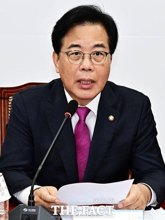 송언석 국민의힘 원내대표가 7일 안철수 의원의 혁신위원장 사퇴와 당대표 출마 선언을 두고 "당혹스럽고 안타깝다"고 밝혔다. /배정한 기자