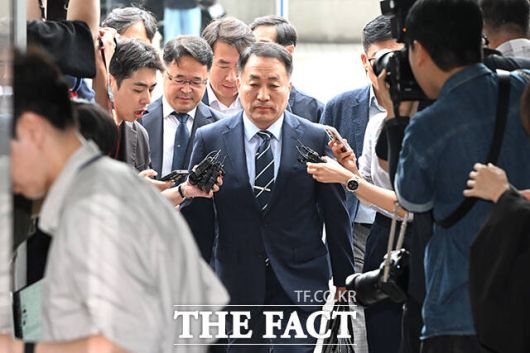 김계환 전 해병대사령관이 채상병 사건 수사방해 의혹과 관련 조사를 받기 위해 7일 오전 서울 서초구 순직해병특검 사무실로 향하고 있다. /장윤석 기자