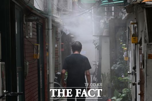 질병관리청(질병청) 온열질환 응급실감시체계 신고 현황에 따르면 지난 6일 온열질환으로 응급실에 내원한 환자 수는 59명이다. 전국 대부분 지역에 폭염특보가 발효된 지난 2일 오후 서울 종로구 돈의동 쪽방촌 골목에 쿨링포그가 가동되고 있다. /서예원 기자