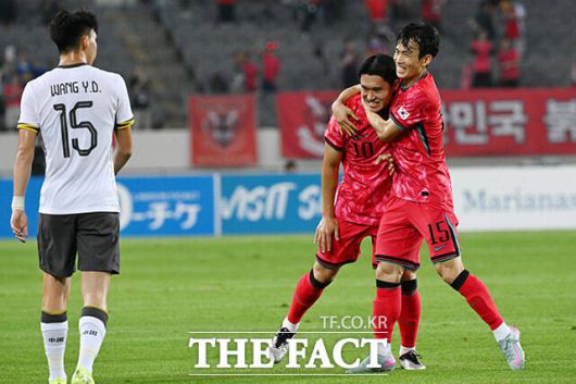 대한민국과 중국의 동아시아축구연맹(EAFF) E-1 챔피언십(동아시안컵) 개막 경기가 7일 오후 경기 용인시 용인미르스타디움에서 열린 가운데 이동경(가운데)이 득점 후 김문환(오른쪽)의 축하를 받고 있다./용인미르스타디움=남용희 기자
