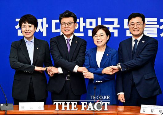 진성준 더불어민주당 정책위의장과 김정재 국민의힘 정책위의장이 7일 오전 서울 여의도 국회에서 열린 여야 정책위의장 상견례에 참석해 기념사진 촬영을 하고 있다. 왼쪽부터 김은혜 국민의힘 원내정책수석부대표, 진 의장, 김 의장, 이정문 민주당 정책위수석부의장. /국회=배정한 기자