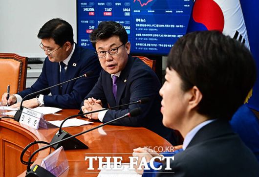 발언하는 진성준 더불어민주당 정책위의장.