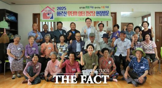 윤병태 나주시장이 금천면에 마련된 무더위쉼터를 방문해 시민들의 불편 사항을 확인한 뒤 기념사진을 찍고 있다./나주시