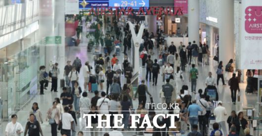 외국인 관광객 수 증가에도 불구하고 국내 면세점들의 매출은 오히려 감소하고 있다. /뉴시스