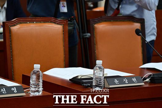 이날 오후 국회 국방위원회에서 열린 전체회의에 불참한 윤상현 국민의힘 의원.