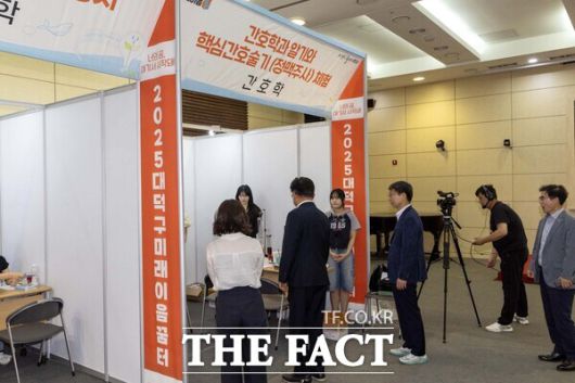 최충규 대덕구청장(사진 왼쪽 두 번째)이 8일 한남대학교 56주년기념관에서 열린 청소년 진로직업박람회 ‘대덕구 미래이음 꿈터’에서 한남대학교 전공 체험 부스 현장을 살펴보고 있다./대덕구
