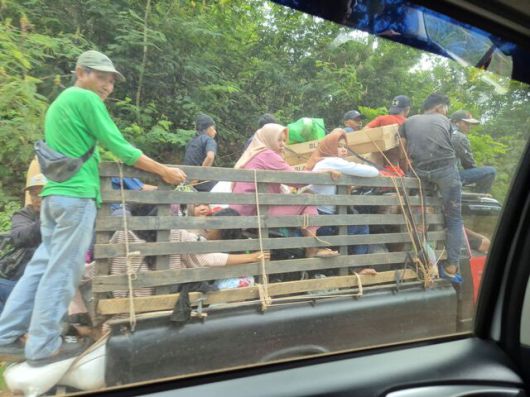 지난달 30일 인도네시아 한국중부발전 땅가무스 수력발전소로 들어가는 진입로에 주민 수십 명이 트럭에 올라타 이동하고 있다. / 공동취재단