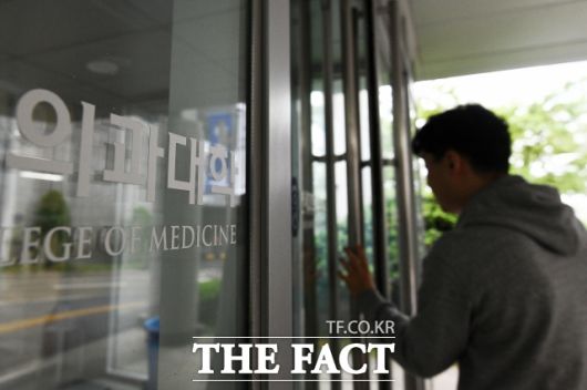 의정 대화가 재개되면서 '학사 유연화 검토' 소식이 흘러나오자 학사 유연화의 필요성과 정당성을 둘러싼 논쟁도 본격화하는 상황이다. 사진은 연세대학교 의과대학. /서예원 기자