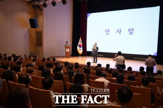 백성현 논산시장이 8일 오전 논산아트센터 소공연장에서 열린 '대전·충남 행정통합 주민설명'에서 인사말를 하고 있다. /논산시