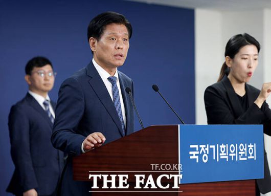 국정기획위원회가 7일 여야 공통공약을 국정과제에 반영하는 방안을 추진 중이라고 밝혔다. 조승래 국정위 대변인(사진)이 지난달 16일 오후 서울 종로구 정부서울청사 창성동 별관에서 국정위 1차 전체회의 관련 브리핑을 하고 있는 모습. /임영무 기자