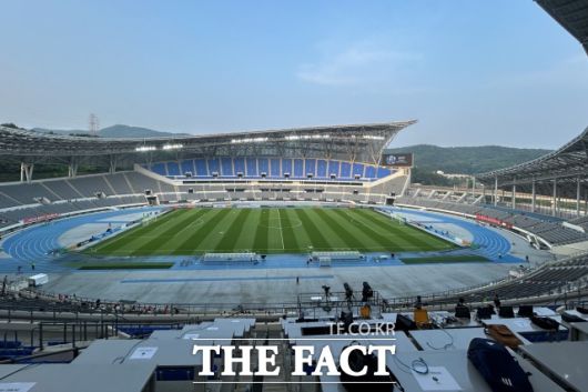 7일 오후 6시 40분경 용인미르스타디움 취재기자석에서 바라본 경기장 전경. 이날 '2025 동아시안컵' 개막전으로 한국과 중국의 맞대결이 펼쳐졌다. /용인=이상빈 기자