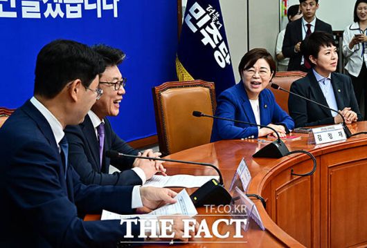 여야 정책위원회 의장단은 7일 국회에서 첫 상견례를 갖고 민생 공약 협의체를 구성하기로 했다. 김정재 국민의힘 정책위의장(왼쪽에서 세 번째)이 발언을 하는 모습. /배정한 기자