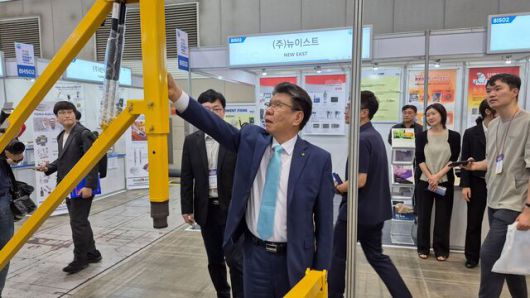 김현중 한국산업안전보건공단 이사장이 9일 경기 고양시 킨텍스에서 열린 스마트 안전보건박람회에 참석해 현장을 둘러보고 있다. / 정다운 기자
