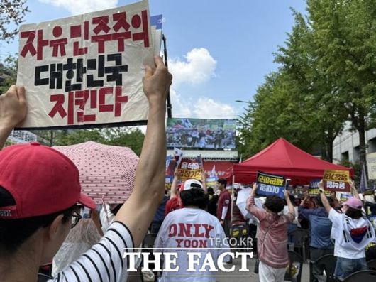 윤석열 전 대통령이 재구속 기로에 놓인 9일 서울 서초구 서초동 서울중앙지법 일대는 이른 시간부터 긴장감이 고조됐다. 윤 전 대통령 지지자들은 폭염에도 거리에 나와 "영장 기각"을 외쳤다. /정인지 기자