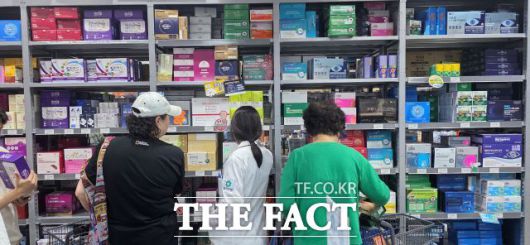 9일 경기 성남시 창고형 약국 메가팩토리에서 약을 고르는 사람들. /조성은 기자