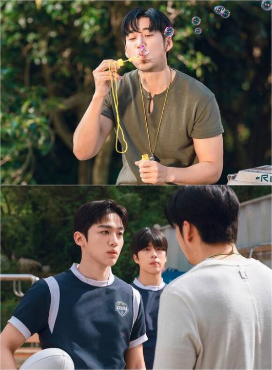 '트라이'에서 윤계상(상단)은 신임 감독 주가람 역을, 김요한은 럭비부 주장 윤성준 역을 맡아 활약한다. /SBS