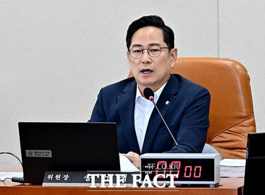 기재위 전체회의 주재하는 박수영 국민의힘 의원.