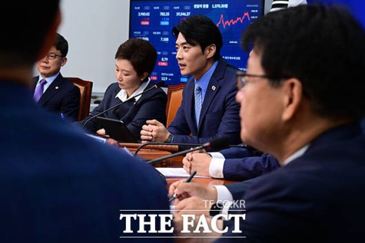 한준호 더불어민주당 최고위원(가운데)이 10일 오전 MBC 라디오 '시선집중'에 출연해 "윤석열 전 대통령의 구속을 보고 다들 똑같이 사필귀정이라고 생각할 것"이라고 평가했다./국회=남윤호 기자