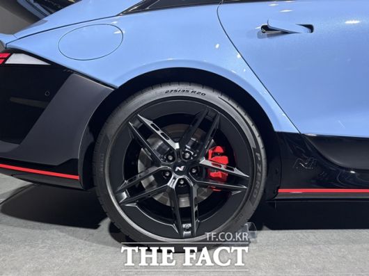 20인치 경량 휠과 프론트 스플리터, 에어커튼, 리어 디퓨저 등은 공기역학과 냉각 효율 향상을 위해 설계됐다. /황지향 기자