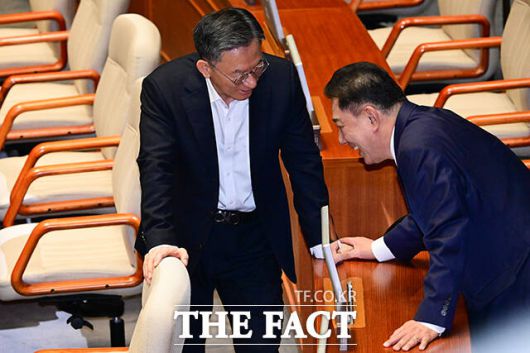 김병기 원내대표를 찾은 정성호 의원이 화기애애한 분위기로 대화하는 모습.