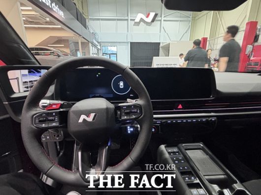 실내는 알칸타라 소재 시트와 체커 패턴 장식, N 전용 디지털 인터페이스를 통해 몰입감을 높였고 실내 조명과 사운드 연동 등 감각적 요소들도 강화됐다. /황지향 기자