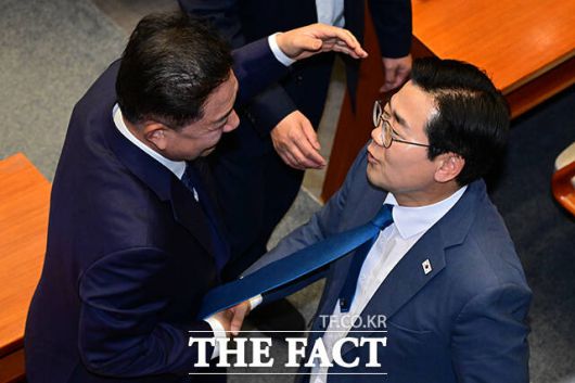 또 다른 당권 주자 박찬대 의원이 김병기 당대표 직무대행 겸 원내대표와 인사하는 모습.