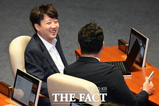 이준석 개혁신당 의원이 천하람 원내대표와 웃으며 대화하고 있다. 개혁신당에 따르면 당대표 후보에 이름을 올린 건 이준석 후보 한 명이다.