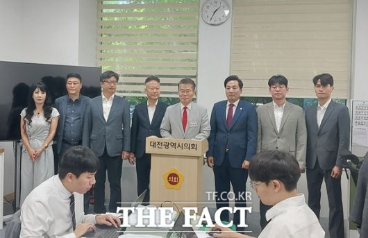 박경호 국민의힘 대전 대덕구당협위원장이 10일 전석광 대덕구의회 의장 등 지지자들과 함께 대전시의회 기자실을 찾아 국민의힘 대전시당 위원장에 출마한다고 발표하고 있다. /선치영 기자