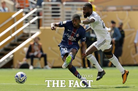 PSG의 우스만 뎀벨레(왼쪽)가 레알의 센터백 안토니오 뤼디거의 수비 실수를 놓치지 않고 볼을 가로채 왼발 슛으로 연결하고 있다./이스트 러더퍼드=AP.뉴시스