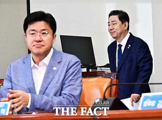 민주당은 이번 특검 수사를 두고 정치보복 프레임과는 선을 그으면서도 철저한 수사를 거듭 강조하고 있다. 김병기 더불어민주당 당대표 직무대행 겸 원내대표가 9일 오전 서울 여의도 국회에서 열린 최고위원회의에 참석하고 있다. /배정한 기자