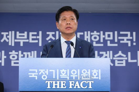 조승래 국정기획위원회 대변인(사진)이 10일 서울 종로구 정부서울청사 창성동 별관에서 열린 정례브리핑에서 "국정과제의 윤곽이 드러나며 추진에 속도가 붙고 있다"고 밝혔다./임영무 기자