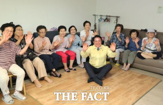 최대호 안양시장이 10일 관내 경로당을 방문해 폭염 관련 노인들의 애로를 청취했다./안양시