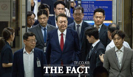 경기 의왕시 서울구치소에서 영장심사 결과를 기다리던 윤 전 대통령은 정식 입소 절차를 밟고 수용자 생활에 들어갔다. 사진은 윤 전 대통령이 전날 서울 서초구 서울중앙지방법원에서 열린 2차 구속 전 피의자 심문(영장실질심사)을 마친 뒤 서울구치소로 향하고 있는 모습. /사진공동취재단