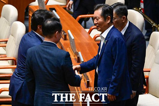 10일 오후 서울 여의도 국회에서 열린 본회의에서 더불어민주당 당권 주자인 정청래 의원이 동료 의원들과 대화하고 있다.