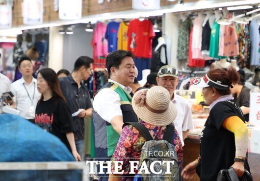 임병택 시흥시장(가운데)이 10일 삼미시장에서 폭염상황을 점검하고 있다./시흥시