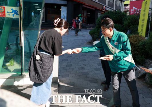 송용욱 과천시 부시장이 시민에게 폭염 대책 리플릿을 나눠주고 있다./과천시