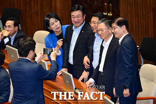 한편에선 행안부 장관 후보자인 윤호중 의원과 법무부 장관 후보자인 정성호 의원을 두고 동료의원들이 기념사진을 남기고 있다.