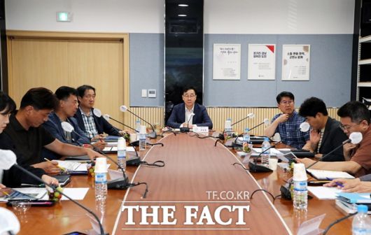 하동 해양관광지 지구 지정 용역 착수 보고회가 열리고 있다./하동군