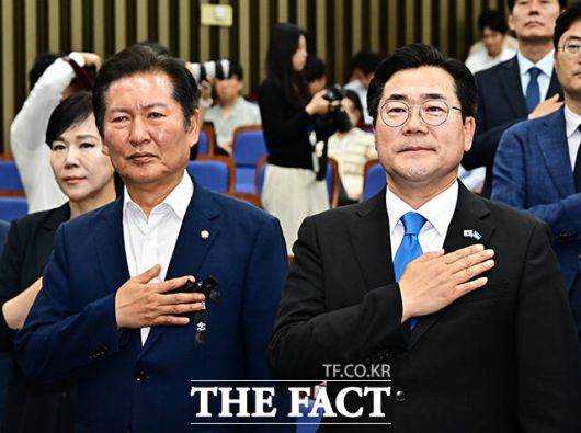 더불어민주당 차기 당권을 둘러싼 경쟁이 본격적으로 막을 올렸다. 10일 정청래·박찬대 의원이 당대표 후보로 등록하며 양강 구도가 형성된 가운데, 두 후보는 검찰개혁 드라이브와 이재명 정부 뒷받침을 공통 기조로 내세우면서도 전략적 차별화에 들어간 모습이다. /배정한 기자