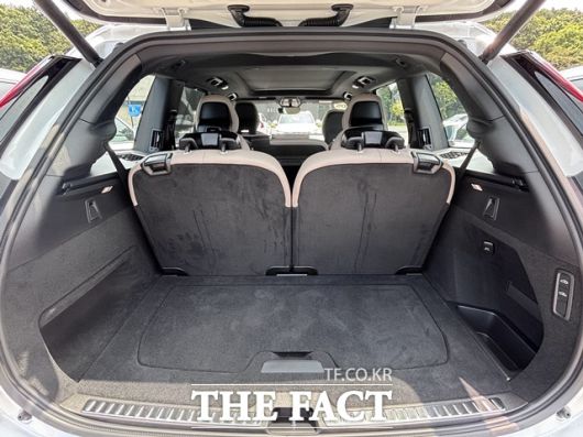 적재 공간은 3열 시트를 접으면 약 980ℓ, 2열과 3열을 모두 접었을 때는 최대 1950ℓ까지 확장돼 부피가 큰 짐도 여유롭게 실을 수 있다. 전동식 트렁크와 반자동 로드 커버, 12V 아웃렛 등도 기본으로 적용돼 패밀리 SUV로서의 활용도를 높여준다. /황지향 기자