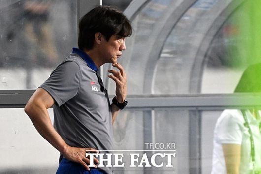 한국과 홍콩의 2025 동아시안컵 2차전이 11일 오후 용인미르스타디움에서 열린 가운데 홍명보 감독이 경기장을 보며 생각에 잠겨 있다. /용인미르스타디움=남용희 기자