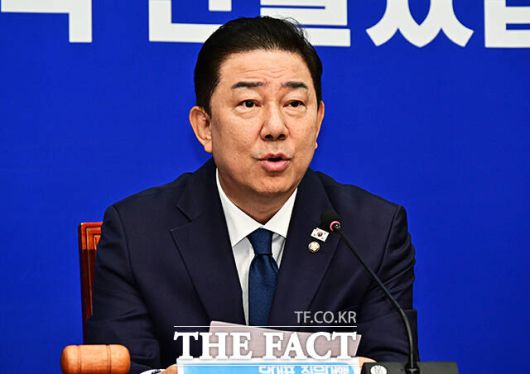 김병기 더불어민주당 당대표 직무대행 겸 원내대표(사진)는 10일 국회에서 열린 민주당 정책조정회의에서 "6월 국회에서 처리하지 못했던 '방송 정상화 3법'과 농업 관련법을 우선 처리하겠다"고 밝혔다. /배정한 기자