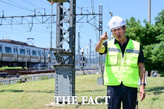 오세훈 시장이 '폭염'과 관련해 철도 관계자들에게 질문하는 모습.