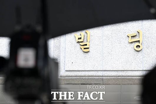 김건희 여사와 관련한 의혹을수사하는 민중기 특별검사팀 관계자가 압수수색 중인 3일 오후 서울 종로구 삼부토건 사무실 건물 앞에 취재진이 대기하고 있다. /서예원 기자